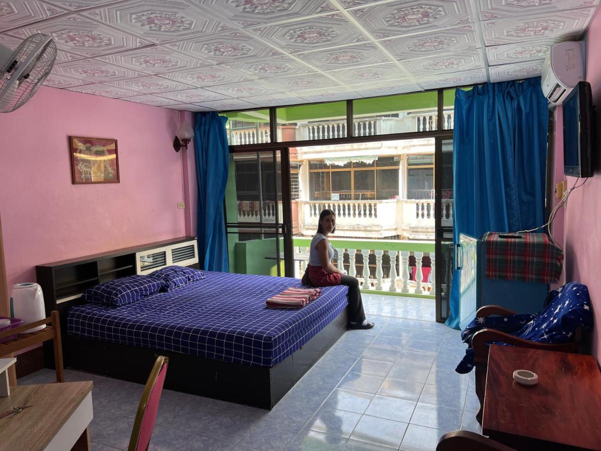 Yuri Guesthouse Jomtien Beach Buitenkant foto